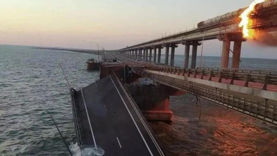 克里米亚大桥突发大火后受损，乌总统<em>办公室</em>顾问发文：“这是个...