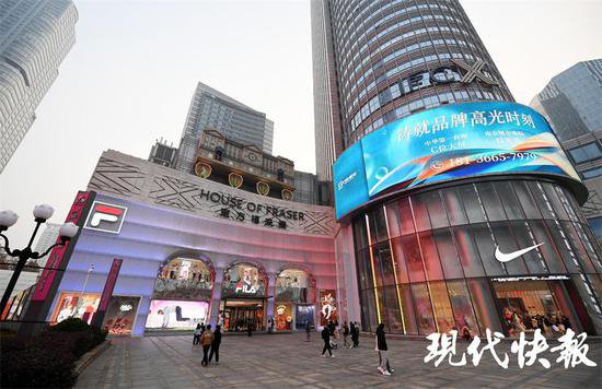 南京新街口老牌商场集体“变装”，88岁的中央商场打造沉浸式新...