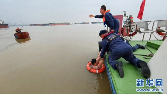 长江海事局<em>黄石</em>海事处近日成功救助两名船员