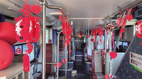 双层巴士变浪漫婚车！海口公交推出“公交婚车”服务