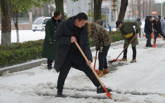 冰雪中的担当！<em>武昌首义学院</em>教工奋战扫雪除冰