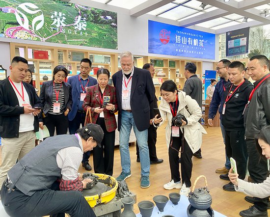 看熊猫、喝雅茶 第二十届蒙顶山茶文化旅游节在四川雅安开幕