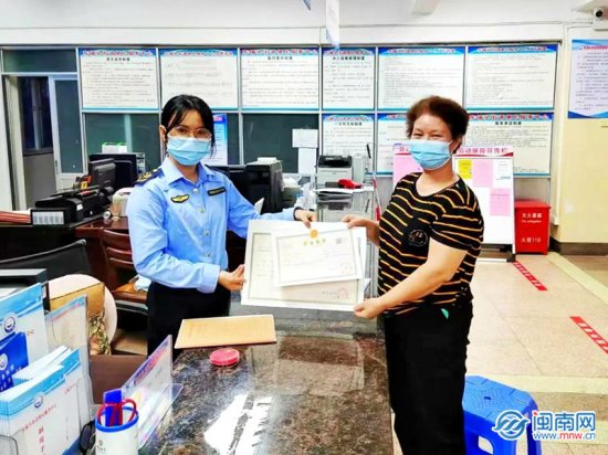 漳州芗城颁出了首张个体工商户变更经营者营业执照