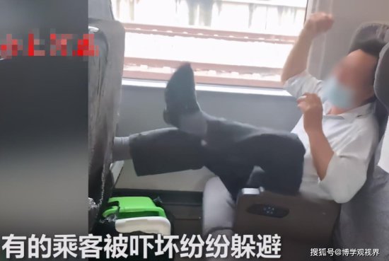 广东一列高铁上，中年男子情绪失控崩溃大哭，乘客被吓坏纷纷...