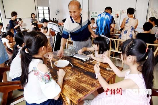 广西宜州：传习团扇技艺 传承文化遗产