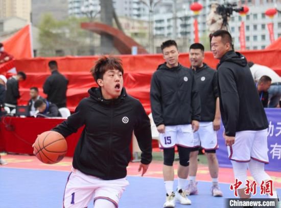 <em>青海</em>首届“村BA”篮球总决赛打响揭幕战