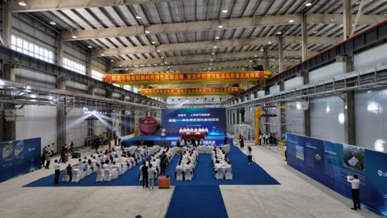 上海电气洮南风电产业园首支叶片成功下线