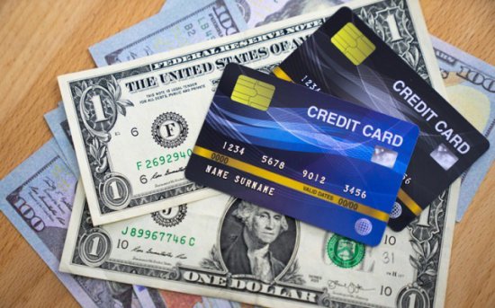 美国信用卡债务触及1万亿美元大关：全美家庭需耗时8年还款2...