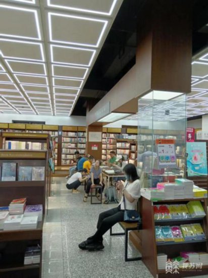 开学在即 南京多个书店迎来暑末购书高峰