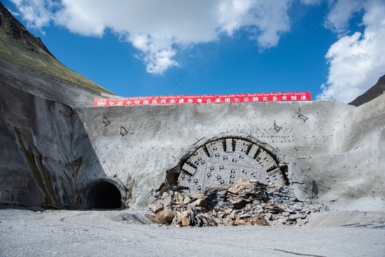 全球最大直径全断面硬岩掘进机（TBM）助力“一带一路”建设