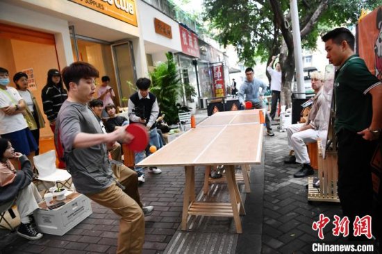 成都：乒乓球<em>主题咖啡店</em>里的长桌冠军赛