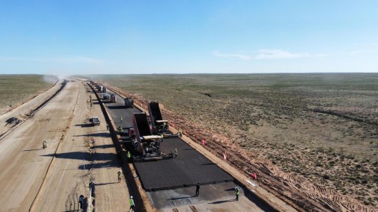 新疆首条沙漠高速公路路面水稳正式施工