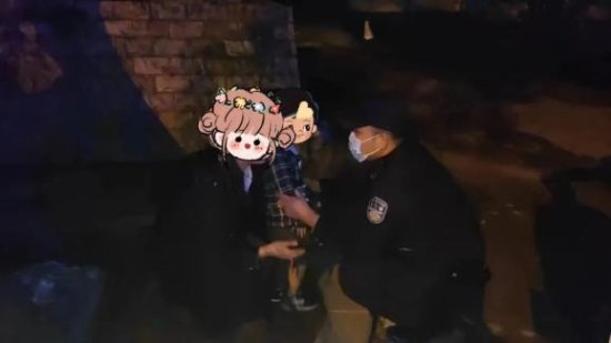 戍企公安：三岁萌娃迷失街头 警民联手送其回家