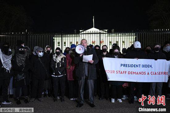 拜登政府工作人员在白宫外抗议，吁拜登支持加沙停火