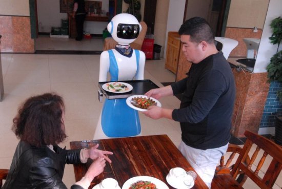 青岛即墨：<em>农家乐饭店</em>用上智能机器人服务员