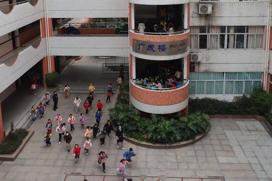 渝北区东和春天实验学校举行防震疏散演练