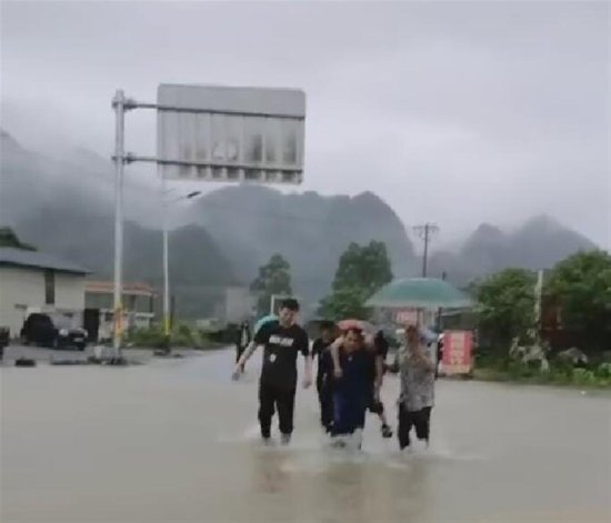 <em>广西</em>忻城两学生洪水中遇难，教育部门：收到暴雨预警，没想到会...