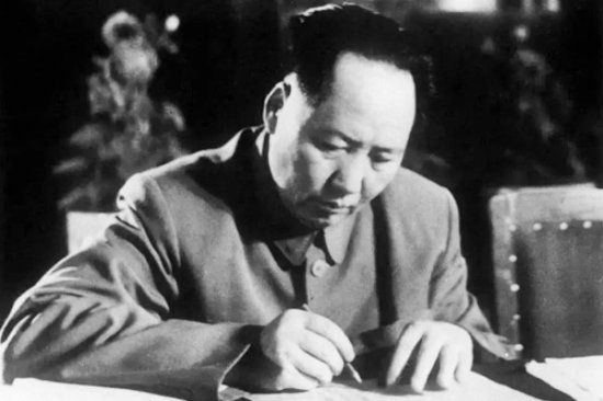 毛主席写下一首七律，8句诗包含8个<em>典故</em>，多亏秘书从废纸篓里...