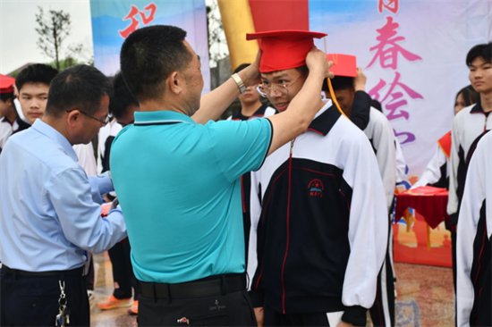 兴国县将军中学举行2024届高三学子成人礼活动