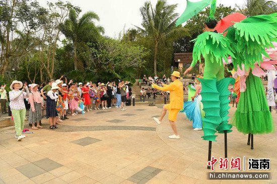 <em>三亚亚龙湾</em>热带天堂景区举行"玫瑰赋岛"艺术巡游展演