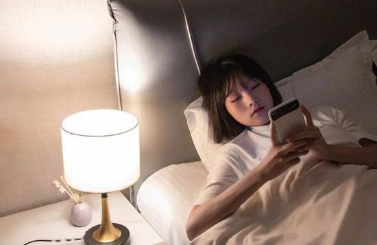 总喜欢在睡前<em>玩手机</em>的人，不用多久，就可能<em>会</em>“落下”4个毛病