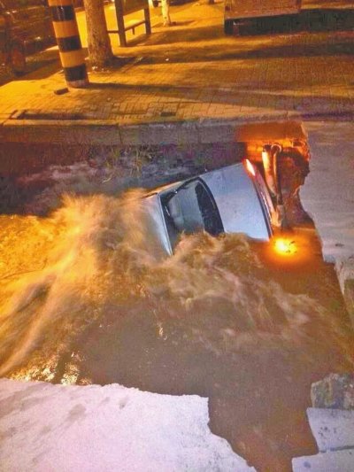 <em>商丘</em>:水管爆裂路面塌陷淹没轿车 俩中学生施救不留名