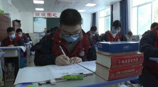 重庆第二外国语学校以抗疫英雄为原型定制教学 教会学生珍爱生命
