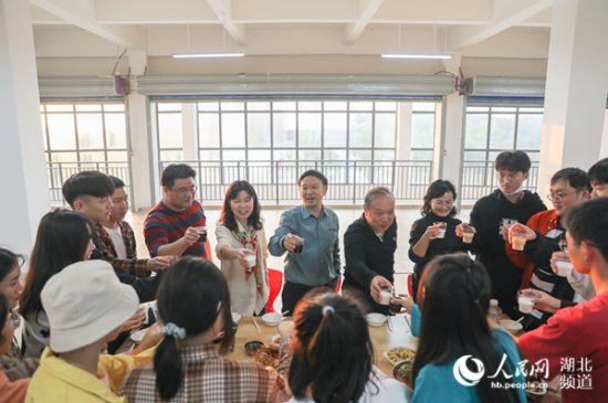 生日蛋糕 特色鸡汤宴 湖北商贸学院咸宁校区暖心迎接2020级新生