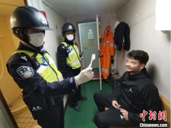 上海吴淞边检开启绿色通道救助受伤病困扰外籍船员
