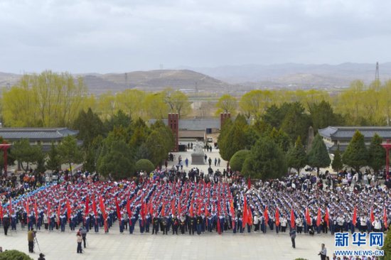 宁夏固原市2000多名师生徒步百里祭奠英烈