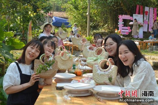 屯昌咸六村：手工DIY活动趣味多 喜迎“三八”国际妇女节