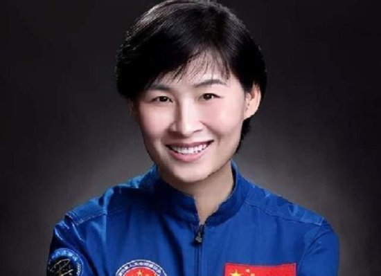 中国首位女宇航员，为何返回后就没露面？原来一直在背后作奉献