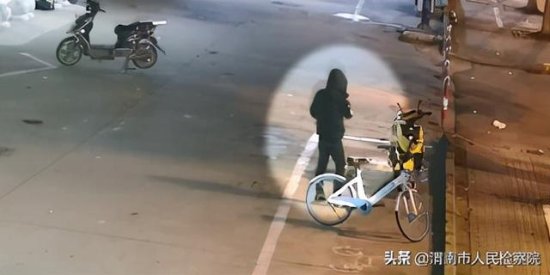 上海：小偷忘<em>把</em>赃物<em>藏哪了</em>沿街寻找，被民警当场逮到