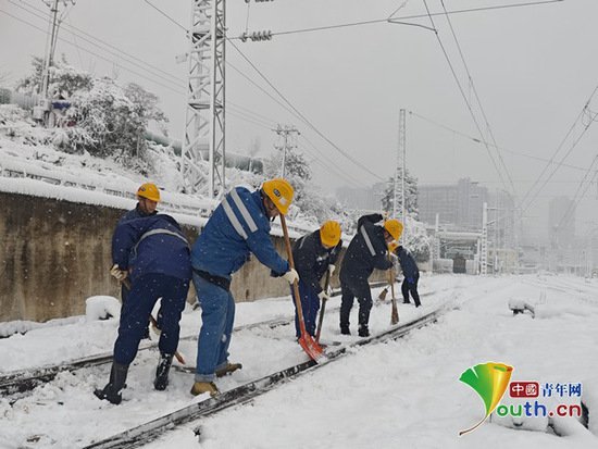 广铁集团长沙供电段多措并举积极战冰雪 全力确保铁路供电正常