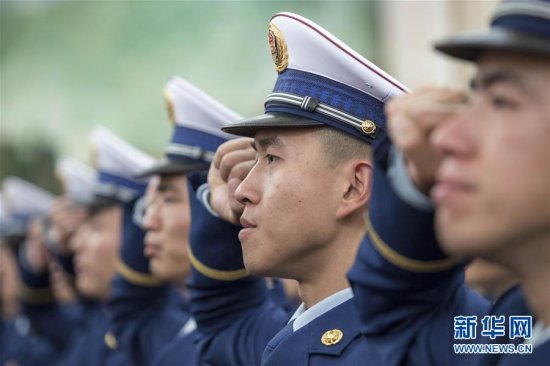 <em>国家综合性消防救援队伍</em>授旗仪式在京举行