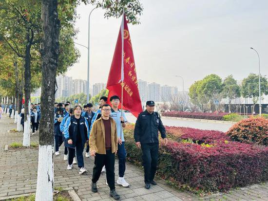 重庆市兼善中学蔡家校区举行远足活动