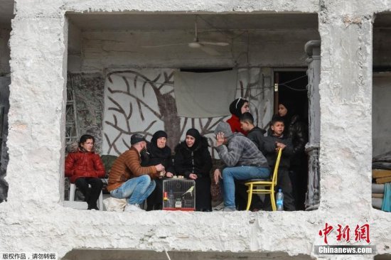 叙利亚房屋因强震受损严重 民众<em>坐在</em>“镂空”屋中喝咖啡
