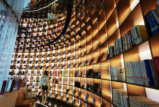 广州这家新开图书馆，<em>名字</em>很国风，设计很科技，被误会成网红...