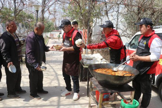 河南太康4伙伴自带食材 入村为60岁以上老人免费做饭