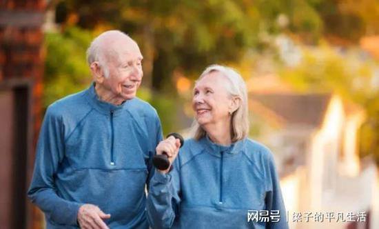 退休医生直言：寿命长并非靠多走路和多休息，而是坚持这2件小事