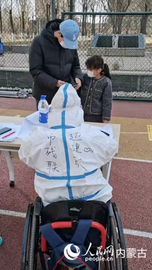 内蒙古包头：残奥会冠军变身“大白”，支援疫情防控一线