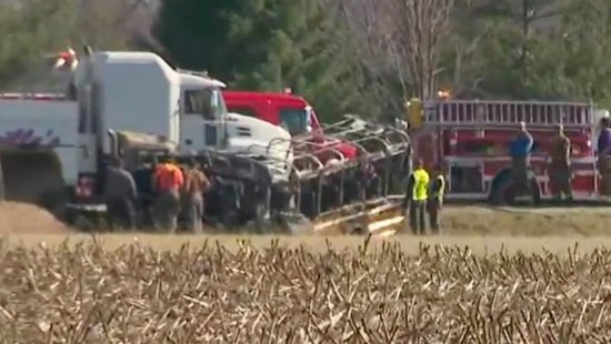 美国伊利诺伊州一<em>校车</em>与半挂式卡车相撞5人死亡