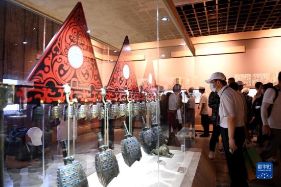 6月11日，观众在秦始皇帝陵博物院<em>观看海昏侯</em>刘贺<em>墓</em>出土文物。