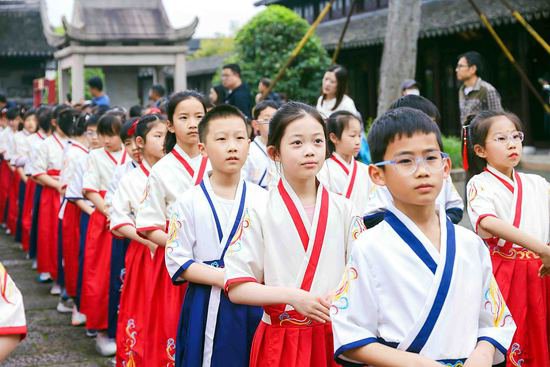 苏州：小学生穿汉服参加十岁成长礼