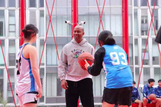 中国香港屋邨<em>篮球</em>青年访京 名宿马布里现场暖心指导