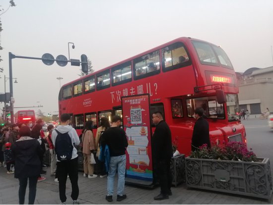 江城“行走的名片”——武汉旅游观光巴士“红”动“英雄之城”
