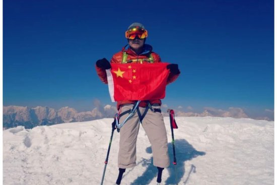 25岁遇难失去双腿，69岁时靠一双假肢登顶珠峰：他经历了什么？