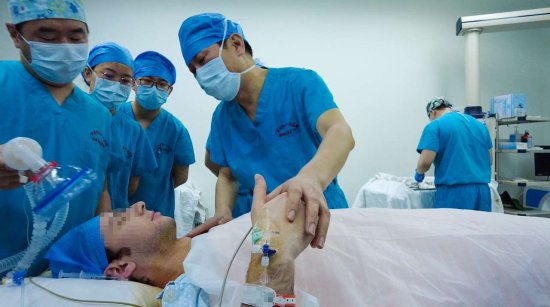 美国小伙患罕见胸廓畸形，中国医生独创“Wenlin手术”成功<em>矫治</em>