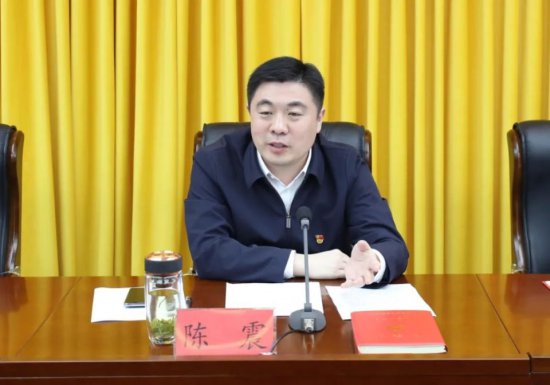 陈震以普通党员身份参加县委办党支部2022年度组织生活会