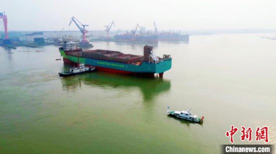中国首艘小型<em>甲醇</em>双<em>燃料</em>集装箱船在扬州下水